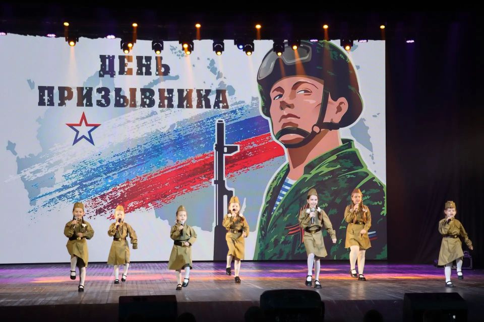 В городском ДК состоялось торжественное мероприятие для ребят весеннего призыва В городском ДК состоялось торжественное мероприятие для ребят весеннего призыва