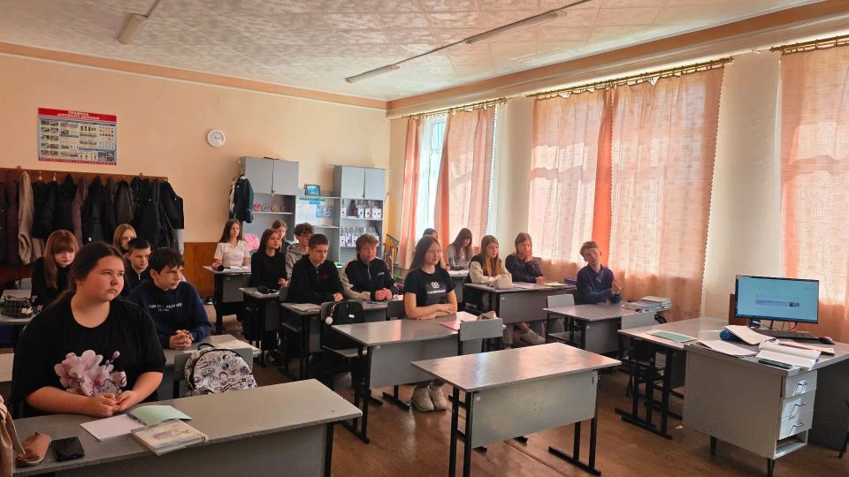 Сотрудники Дома культуры им. Ленина пгт Новодарьевка провели профилактическую беседу по борьбе с наркотиками «Молодёжь против наркотиков» для обучающихся Новодарьевской школы им. В.Д. Луганского Сотрудники Дома культуры им. Ленина пгт Новодарьевка провели профилактическую беседу по борьбе с наркотиками «Молодёжь против наркотиков» для обучающихся Новодарьевской школы им. В.Д. Луганского