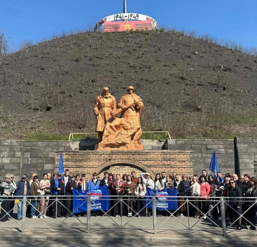В Красном Луче почтили память жертв геноцида советского народа В Красном Луче почтили память жертв геноцида советского народа