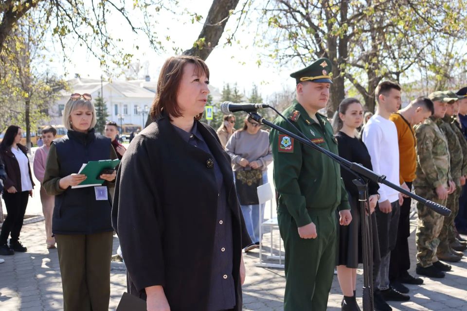 В Антраците прошел городской смотр-конкурс строя и песни «Гром Победы, раздавайся!» В Антраците прошел городской смотр-конкурс строя и песни «Гром Победы, раздавайся!»