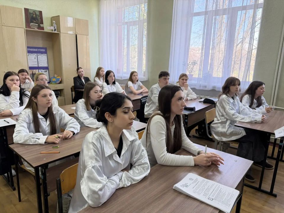 В школе № 21 Луганска прошёл «Избирательный диктант» для старшеклассников В школе № 21 Луганска прошёл «Избирательный диктант» для старшеклассников