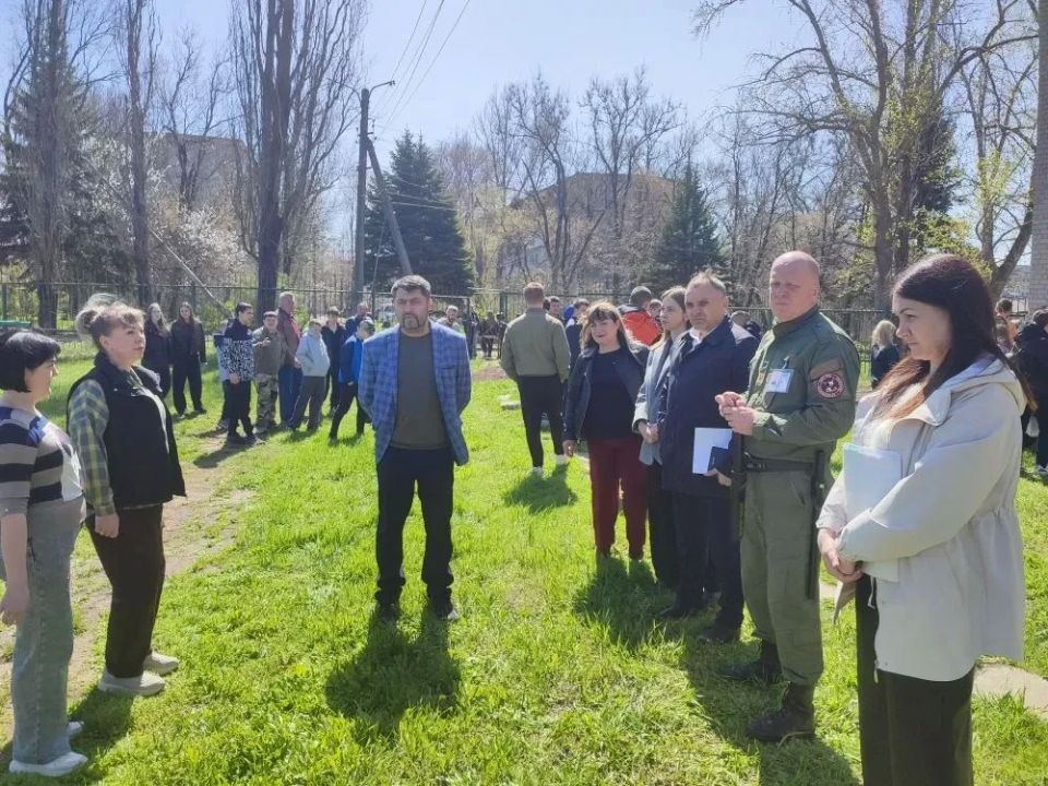 В Ровеньковском ясли-саду “ИВУШКА” и Ровеньковском технико-экономическом колледже сотрудниками Администрации городского округа город Ровеньки совместно с представителями управления образования, сотрудниками охранного... В Ровеньковском ясли-саду “ИВУШКА” и Ровеньковском технико-экономическом колледже сотрудниками Администрации городского округа город Ровеньки совместно с представителями управления образования, сотрудниками охранного...