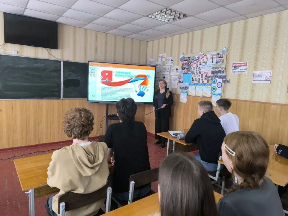 В Красном Луче прошёл информационный час «Правовые знания молодому избирателю» В Красном Луче прошёл информационный час «Правовые знания молодому избирателю»