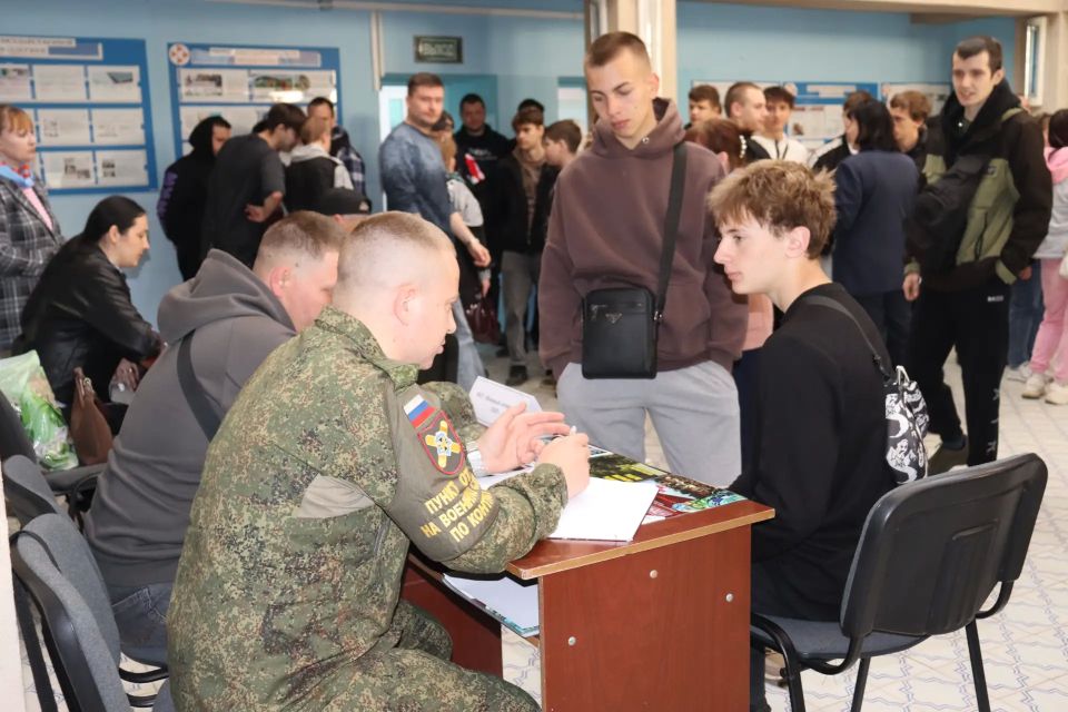 В Стаханове прошёл I этап Всероссийской ярмарки трудоустройства «Работа России В Стаханове прошёл I этап Всероссийской ярмарки трудоустройства «Работа России