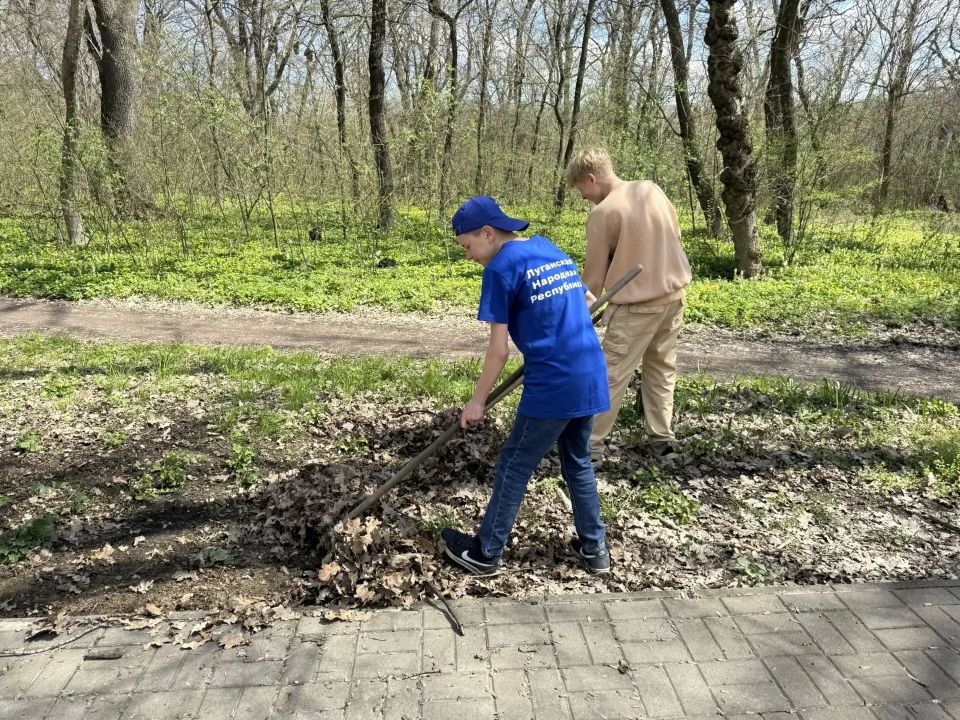 В рамках мероприятий по благоустройству памятных мест и воинских захоронений, связанных с периодом Великой Отечественной войны, в Ровеньках состоялся субботник у памятника в Гремучем лесу В рамках мероприятий по благоустройству памятных мест и воинских захоронений, связанных с периодом Великой Отечественной войны, в Ровеньках состоялся субботник у памятника в Гремучем лесу