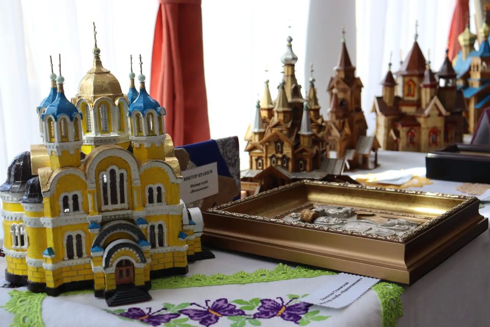 Творческая экспозиция «Под небом России» Творческая экспозиция «Под небом России»
