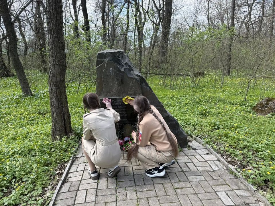 В рамках мероприятий по благоустройству памятных мест и воинских захоронений, связанных с периодом Великой Отечественной войны, в Ровеньках состоялся субботник у памятника в Гремучем лесу В рамках мероприятий по благоустройству памятных мест и воинских захоронений, связанных с периодом Великой Отечественной войны, в Ровеньках состоялся субботник у памятника в Гремучем лесу
