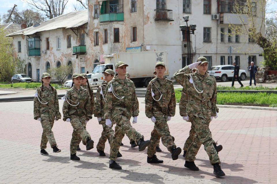 В Антраците прошел городской смотр-конкурс строя и песни «Гром Победы, раздавайся!» В Антраците прошел городской смотр-конкурс строя и песни «Гром Победы, раздавайся!»