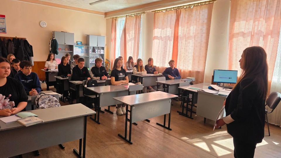 Сотрудники Дома культуры им. Ленина пгт Новодарьевка провели профилактическую беседу по борьбе с наркотиками «Молодёжь против наркотиков» для обучающихся Новодарьевской школы им. В.Д. Луганского Сотрудники Дома культуры им. Ленина пгт Новодарьевка провели профилактическую беседу по борьбе с наркотиками «Молодёжь против наркотиков» для обучающихся Новодарьевской школы им. В.Д. Луганского