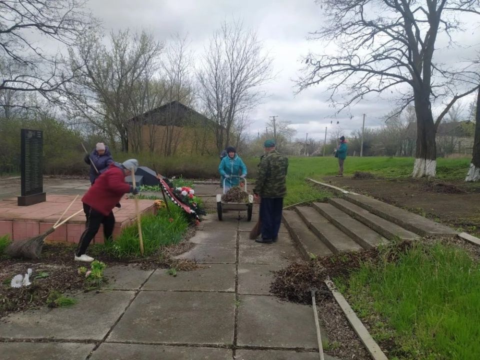 В населенных пунктах Краснодонщины продолжаются работы по благоустройству памятных мест В населенных пунктах Краснодонщины продолжаются работы по благоустройству памятных мест