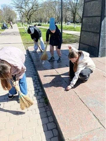 Ученики Ровеньковской школы №9 им. Л.Г. Шевцовой приняли активное участие в благоустройстве памятных мест города, в частности, памятника «Черный тюльпан». Ученики Ровеньковской школы №9 им. Л.Г. Шевцовой приняли активное участие в благоустройстве памятных мест города, в частности, памятника «Черный тюльпан».