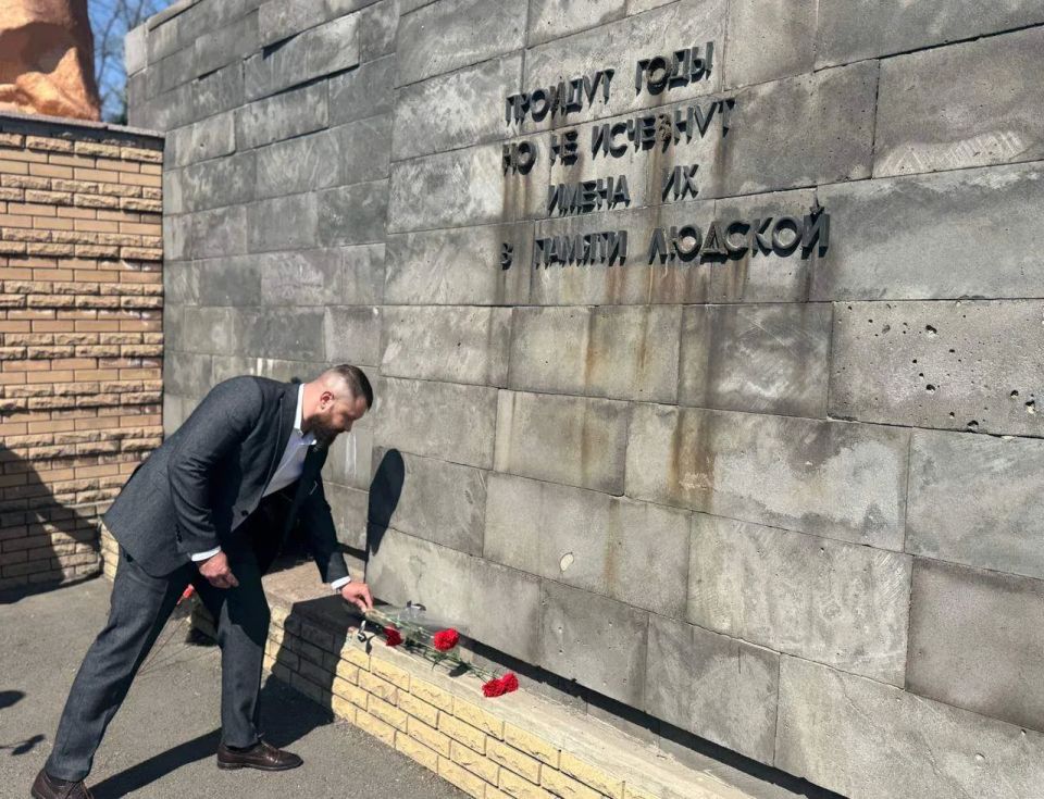 В Красном Луче почтили память жертв геноцида советского народа В Красном Луче почтили память жертв геноцида советского народа