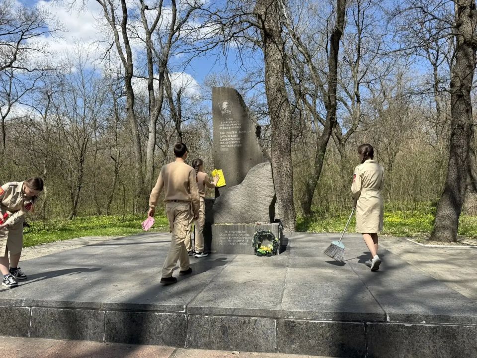 В рамках мероприятий по благоустройству памятных мест и воинских захоронений, связанных с периодом Великой Отечественной войны, в Ровеньках состоялся субботник у памятника в Гремучем лесу В рамках мероприятий по благоустройству памятных мест и воинских захоронений, связанных с периодом Великой Отечественной войны, в Ровеньках состоялся субботник у памятника в Гремучем лесу