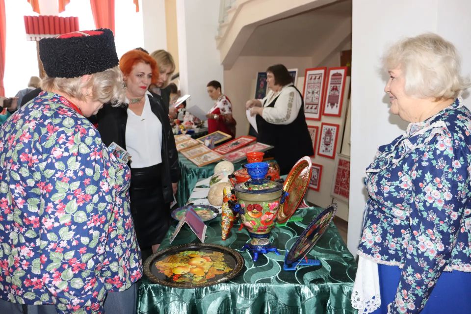 Творческая экспозиция «Под небом России» Творческая экспозиция «Под небом России»