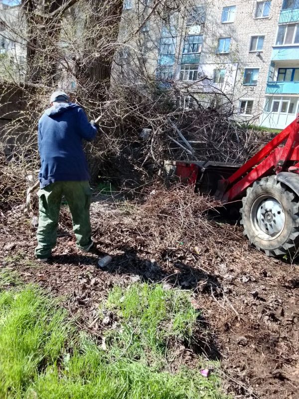 Сегодня коммунальщики продолжили работы по уборке и благоустройству городских территорий Сегодня коммунальщики продолжили работы по уборке и благоустройству городских территорий