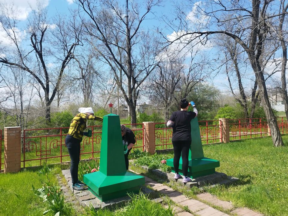 Фотофакт: сегодня сотрудниками отдела по жизнеобеспечению пгт Краснодон, пгт Энгельсово, пгт Семейкино при участии жителей поселка были выполнены работы по благоустройству территории мемориала «Бессмертие», который является... Фотофакт: сегодня сотрудниками отдела по жизнеобеспечению пгт Краснодон, пгт Энгельсово, пгт Семейкино при участии жителей поселка были выполнены работы по благоустройству территории мемориала «Бессмертие», который является...