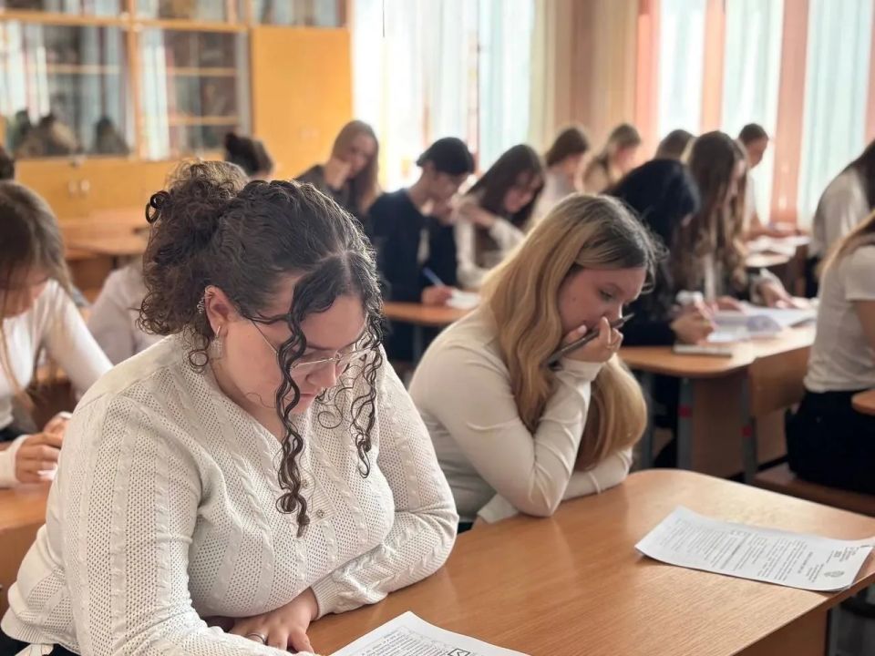 В Луганской школе №28 прошёл Избирательный диктант ко Дню молодого избирателя В Луганской школе №28 прошёл Избирательный диктант ко Дню молодого избирателя