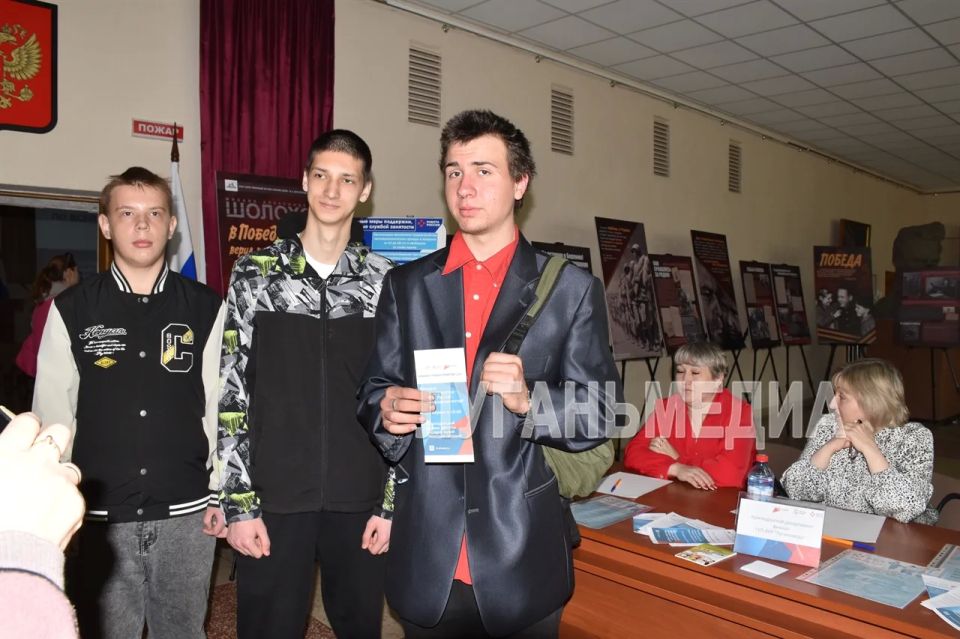 В Краснодоне прошел региональный этап Всероссийской ярмарки трудоустройства «Работа России В Краснодоне прошел региональный этап Всероссийской ярмарки трудоустройства «Работа России