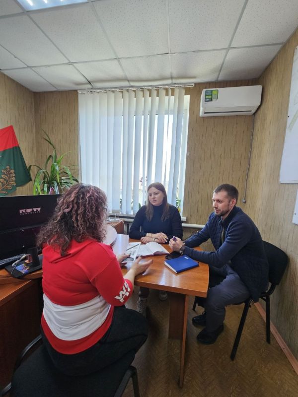 Галина Дуброва: Выездной прием в Успенке.. Вместе с муниципальным депутатом Денисом Волотковским провели прием в пгт. Успенка (Лутугинский округ). Главная тема обращений — переоформление права собственности Галина Дуброва: Выездной прием в Успенке.. Вместе с муниципальным депутатом Денисом Волотковским провели прием в пгт. Успенка (Лутугинский округ). Главная тема обращений — переоформление права собственности