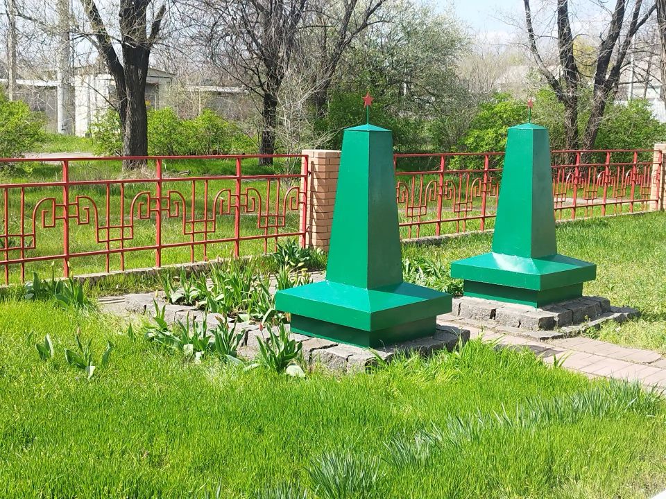 Фотофакт: сегодня сотрудниками отдела по жизнеобеспечению пгт Краснодон, пгт Энгельсово, пгт Семейкино при участии жителей поселка были выполнены работы по благоустройству территории мемориала «Бессмертие», который является... Фотофакт: сегодня сотрудниками отдела по жизнеобеспечению пгт Краснодон, пгт Энгельсово, пгт Семейкино при участии жителей поселка были выполнены работы по благоустройству территории мемориала «Бессмертие», который является...