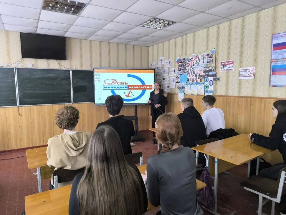 В Красном Луче прошёл информационный час «Правовые знания молодому избирателю» В Красном Луче прошёл информационный час «Правовые знания молодому избирателю»