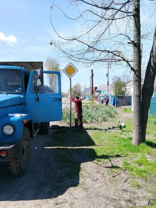Владимир Чернев: Работниками МБУ Центр "Благоустройство" проведены работы по установке новых дорожных знаков на улице Андрющенко в городе Старобельск Владимир Чернев: Работниками МБУ Центр "Благоустройство" проведены работы по установке новых дорожных знаков на улице Андрющенко в городе Старобельск