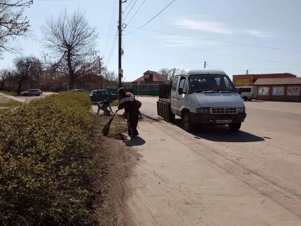 Чистота начинается с нас!. Сегодня, 17.04.2026, Петровский отдел жизнеобеспечения провёл внеочередной субботник у административного здания, в пгт Чистота начинается с нас!. Сегодня, 17.04.2026, Петровский отдел жизнеобеспечения провёл внеочередной субботник у административного здания, в пгт