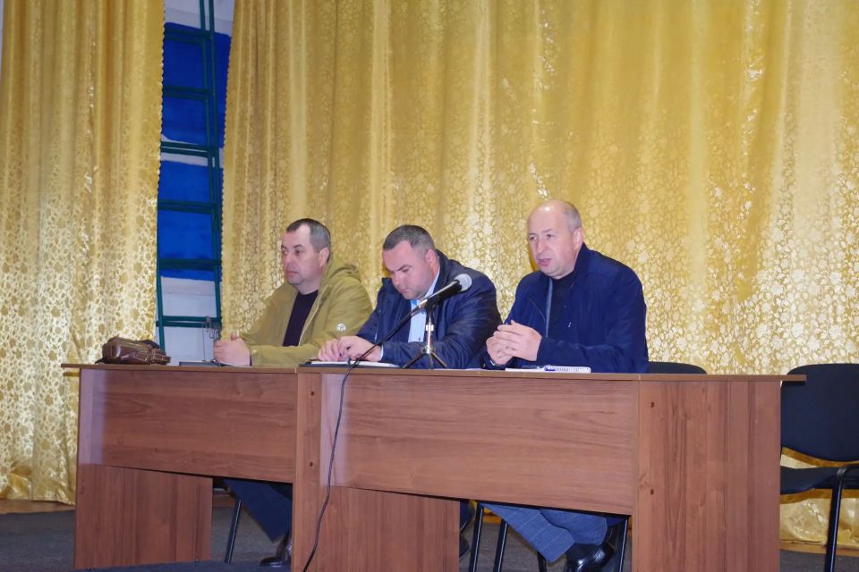 Глава Славяносербского округа встретился с жителями поселка Фрунзе в рамках коллективного обращения Глава Славяносербского округа встретился с жителями поселка Фрунзе в рамках коллективного обращения