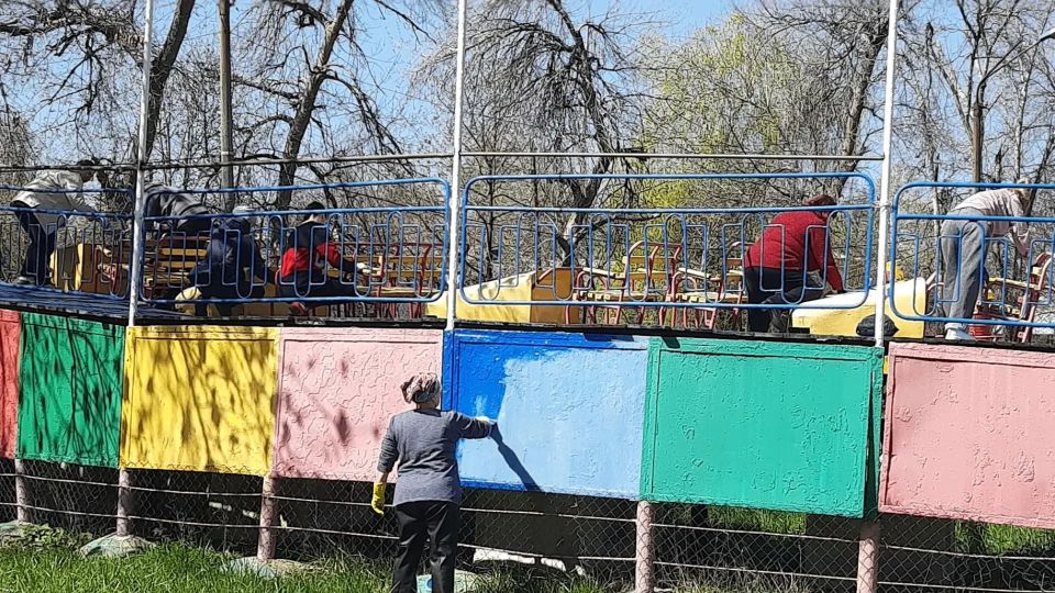 Трудовые коллективы домов культуры и клубных учреждений дружно взялись за облагораживание территории Парка культуры и отдыха им. Героев Трудовые коллективы домов культуры и клубных учреждений дружно взялись за облагораживание территории Парка культуры и отдыха им. Героев
