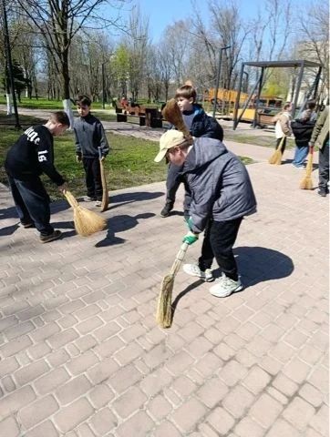 Ученики Ровеньковской школы №9 им. Л.Г. Шевцовой приняли активное участие в благоустройстве памятных мест города, в частности, памятника «Черный тюльпан». Ученики Ровеньковской школы №9 им. Л.Г. Шевцовой приняли активное участие в благоустройстве памятных мест города, в частности, памятника «Черный тюльпан».