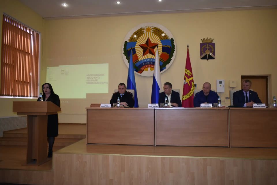 Глава Перевальского округа Виталий Михайлов провел расширенное аппаратное совещание Глава Перевальского округа Виталий Михайлов провел расширенное аппаратное совещание