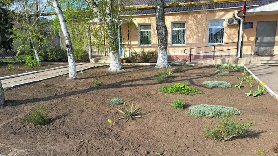 Чистота начинается с нас!. Сегодня, 17.04.2026, Петровский отдел жизнеобеспечения провёл внеочередной субботник у административного здания, в пгт Чистота начинается с нас!. Сегодня, 17.04.2026, Петровский отдел жизнеобеспечения провёл внеочередной субботник у административного здания, в пгт