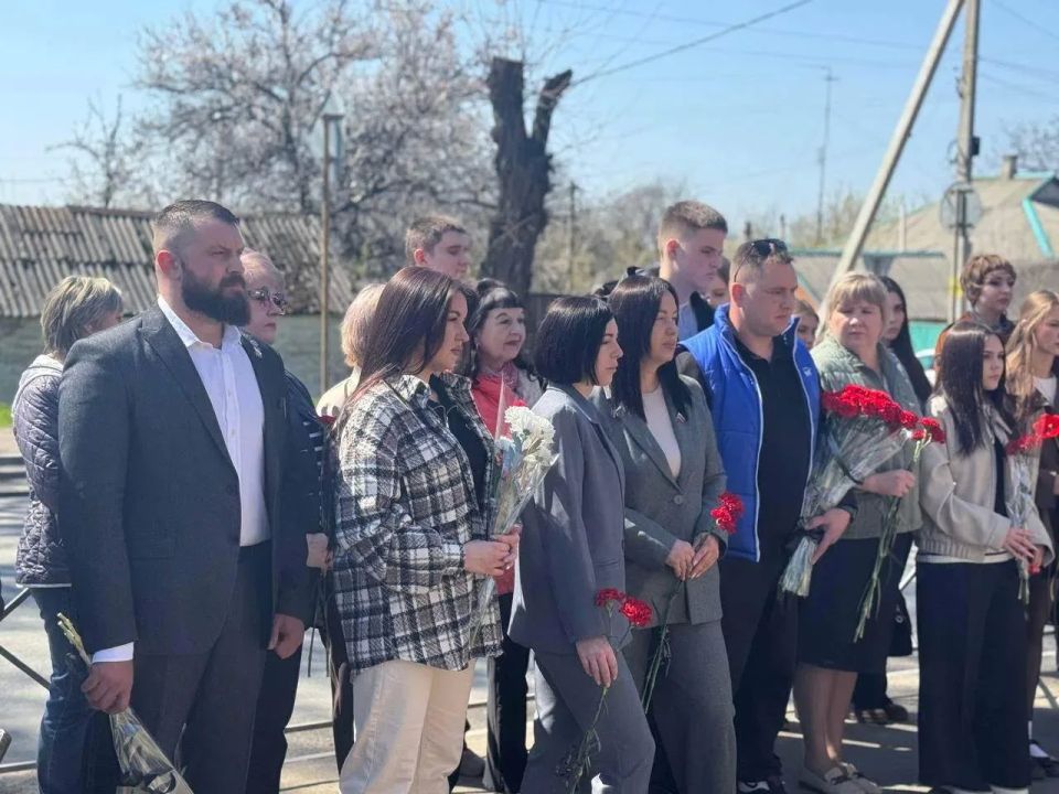 В Красном Луче почтили память жертв геноцида советского народа В Красном Луче почтили память жертв геноцида советского народа