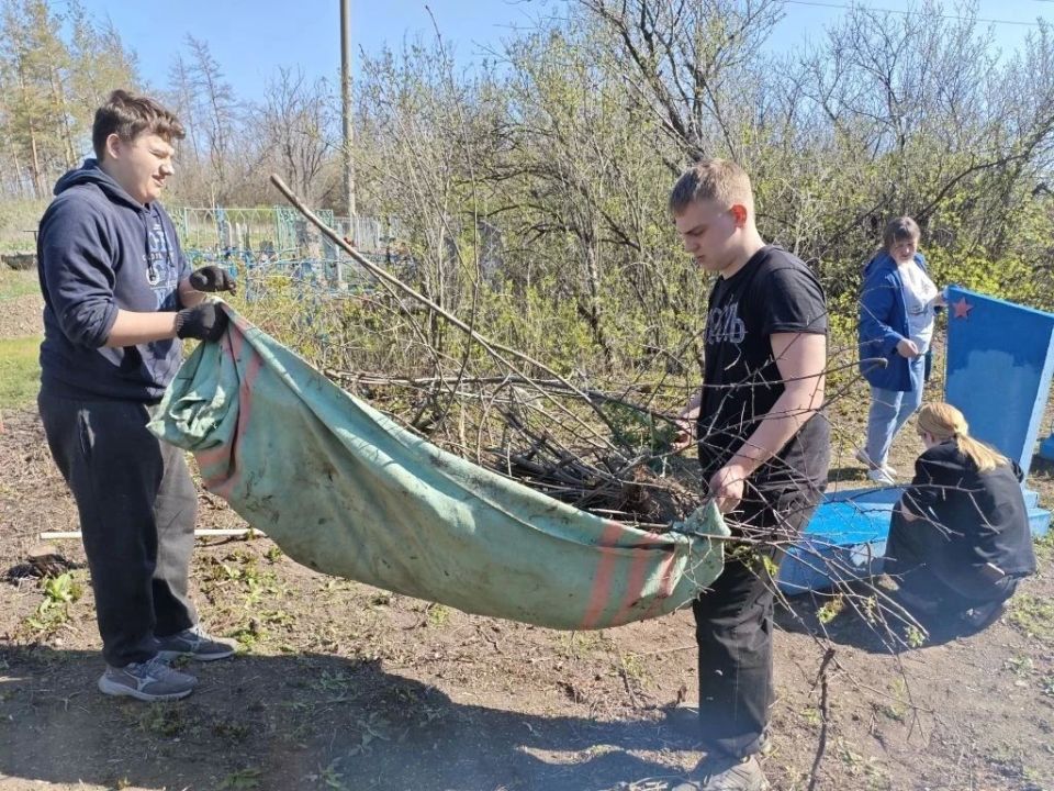 Ученики Ровеньковской школы №9 им. Л.Г. Шевцовой приняли активное участие в благоустройстве памятных мест города, в частности, памятника «Черный тюльпан». Ученики Ровеньковской школы №9 им. Л.Г. Шевцовой приняли активное участие в благоустройстве памятных мест города, в частности, памятника «Черный тюльпан».