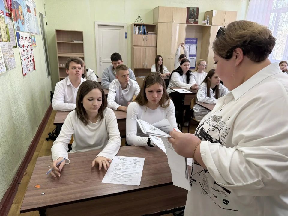 В школе № 21 Луганска прошёл «Избирательный диктант» для старшеклассников В школе № 21 Луганска прошёл «Избирательный диктант» для старшеклассников