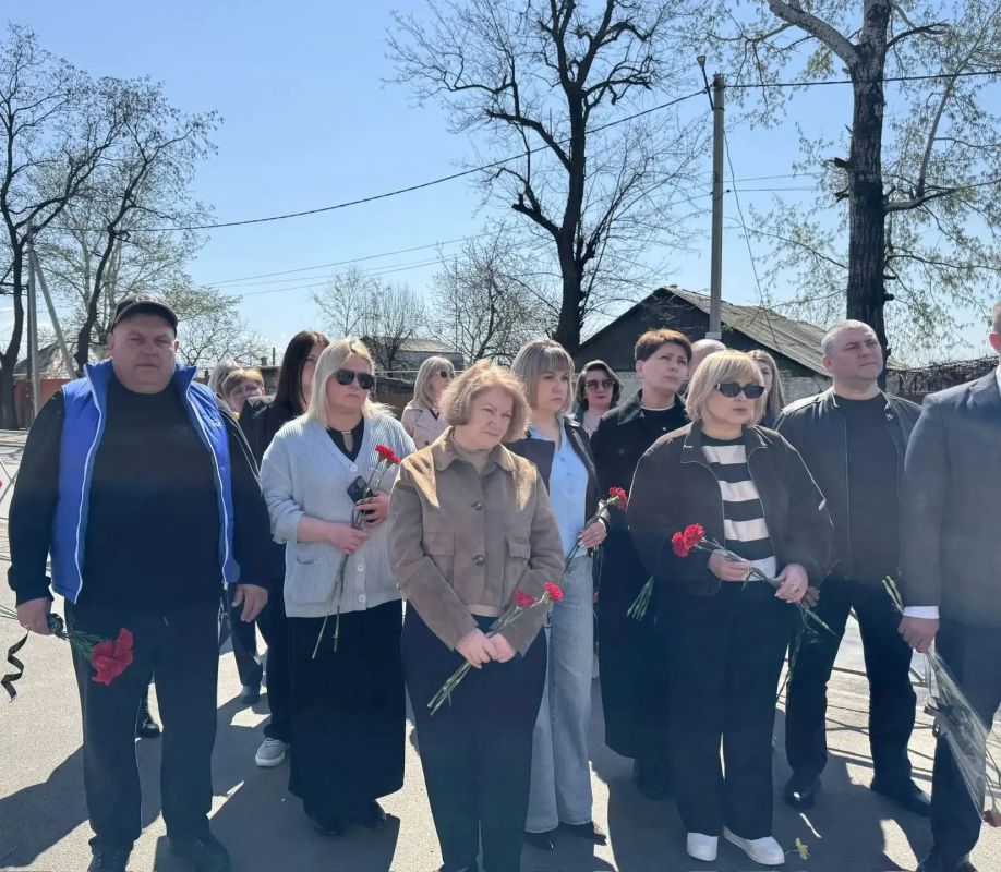 В Красном Луче почтили память жертв геноцида советского народа В Красном Луче почтили память жертв геноцида советского народа