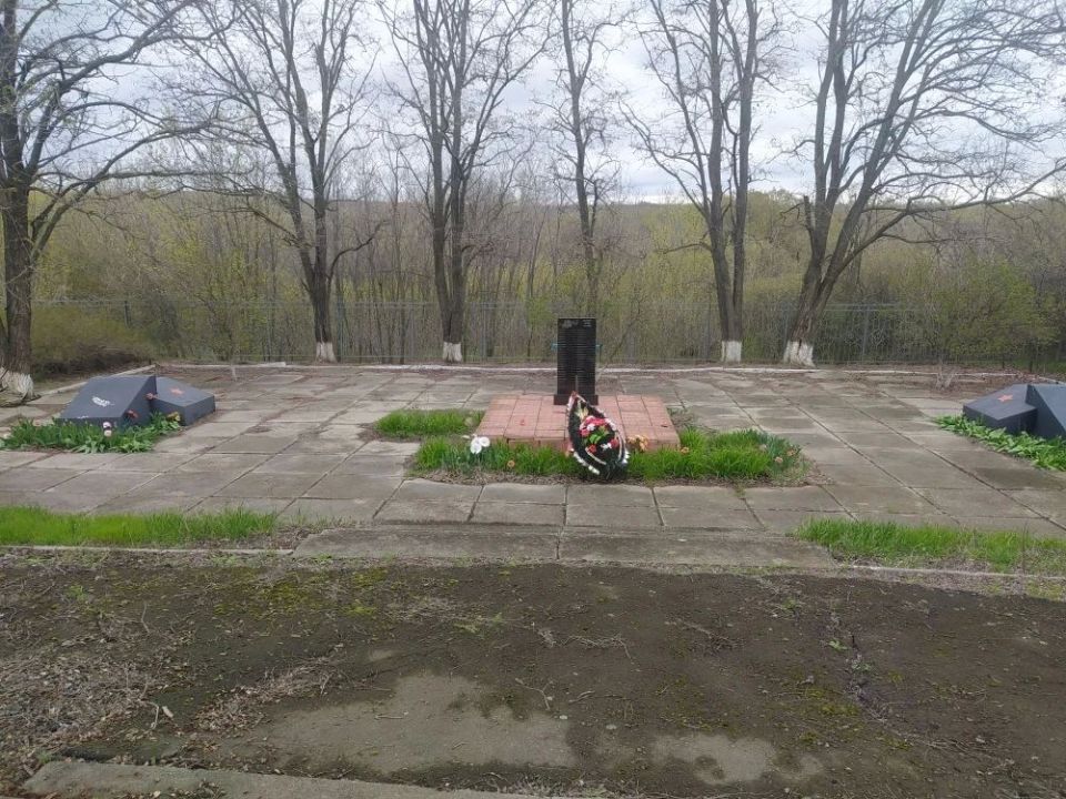 В населенных пунктах Краснодонщины продолжаются работы по благоустройству памятных мест В населенных пунктах Краснодонщины продолжаются работы по благоустройству памятных мест