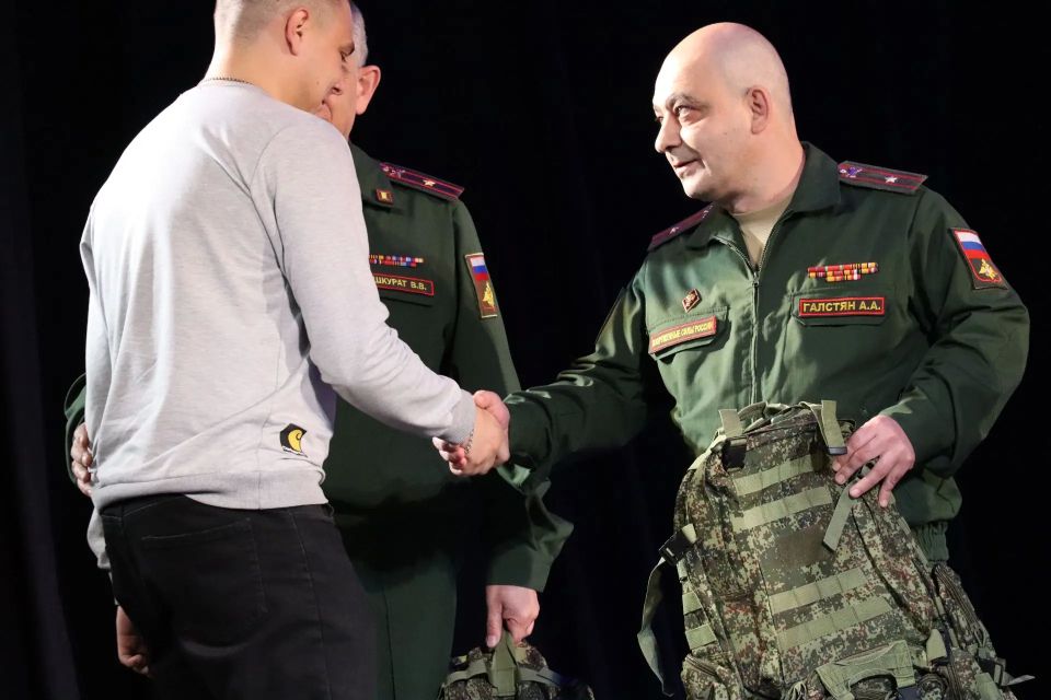 В городском ДК состоялось торжественное мероприятие для ребят весеннего призыва В городском ДК состоялось торжественное мероприятие для ребят весеннего призыва