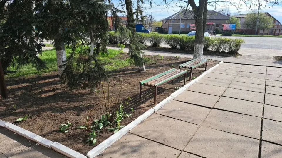 Чистота начинается с нас!. Сегодня, 17.04.2026, Петровский отдел жизнеобеспечения провёл внеочередной субботник у административного здания, в пгт Чистота начинается с нас!. Сегодня, 17.04.2026, Петровский отдел жизнеобеспечения провёл внеочередной субботник у административного здания, в пгт