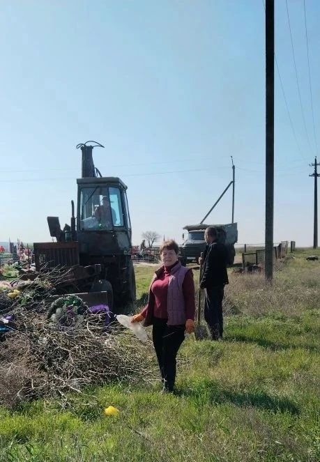 В селе Новоанновка провели работы по вывозу мусора с мест захоронений В селе Новоанновка провели работы по вывозу мусора с мест захоронений