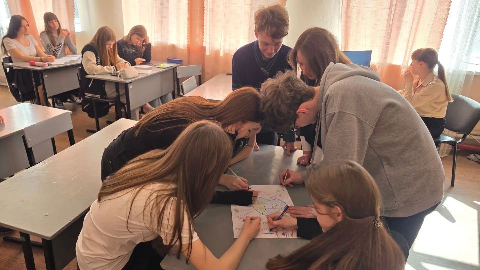 Сотрудники Дома культуры им. Ленина пгт Новодарьевка провели профилактическую беседу по борьбе с наркотиками «Молодёжь против наркотиков» для обучающихся Новодарьевской школы им. В.Д. Луганского Сотрудники Дома культуры им. Ленина пгт Новодарьевка провели профилактическую беседу по борьбе с наркотиками «Молодёжь против наркотиков» для обучающихся Новодарьевской школы им. В.Д. Луганского