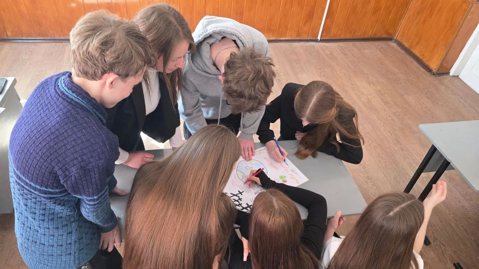 Сотрудники Дома культуры им. Ленина пгт Новодарьевка провели профилактическую беседу по борьбе с наркотиками «Молодёжь против наркотиков» для обучающихся Новодарьевской школы им. В.Д. Луганского Сотрудники Дома культуры им. Ленина пгт Новодарьевка провели профилактическую беседу по борьбе с наркотиками «Молодёжь против наркотиков» для обучающихся Новодарьевской школы им. В.Д. Луганского