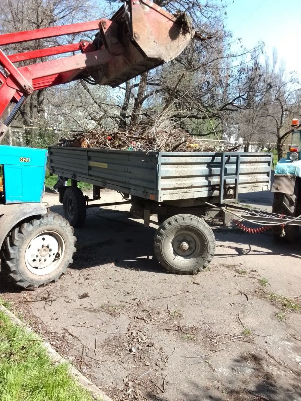 Сегодня коммунальщики продолжили работы по уборке и благоустройству городских территорий Сегодня коммунальщики продолжили работы по уборке и благоустройству городских территорий
