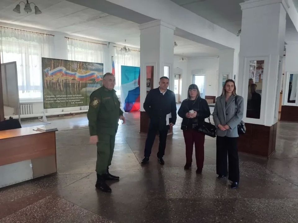 В Ровеньковском ясли-саду “ИВУШКА” и Ровеньковском технико-экономическом колледже сотрудниками Администрации городского округа город Ровеньки совместно с представителями управления образования, сотрудниками охранного... В Ровеньковском ясли-саду “ИВУШКА” и Ровеньковском технико-экономическом колледже сотрудниками Администрации городского округа город Ровеньки совместно с представителями управления образования, сотрудниками охранного...