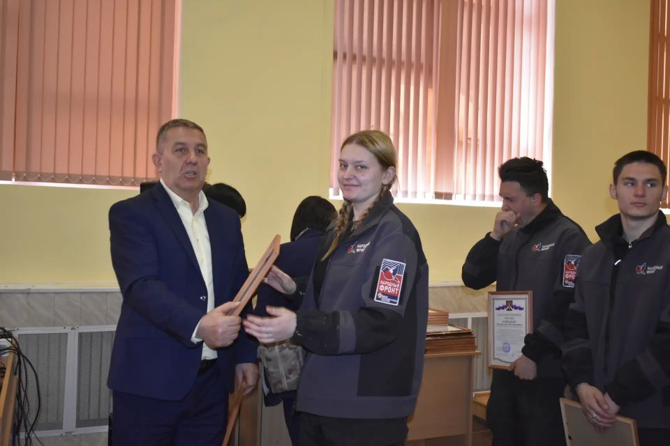 Глава Перевальского округа Виталий Михайлов провел расширенное аппаратное совещание Глава Перевальского округа Виталий Михайлов провел расширенное аппаратное совещание