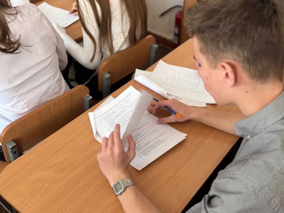 В Луганской школе №28 прошёл Избирательный диктант ко Дню молодого избирателя В Луганской школе №28 прошёл Избирательный диктант ко Дню молодого избирателя