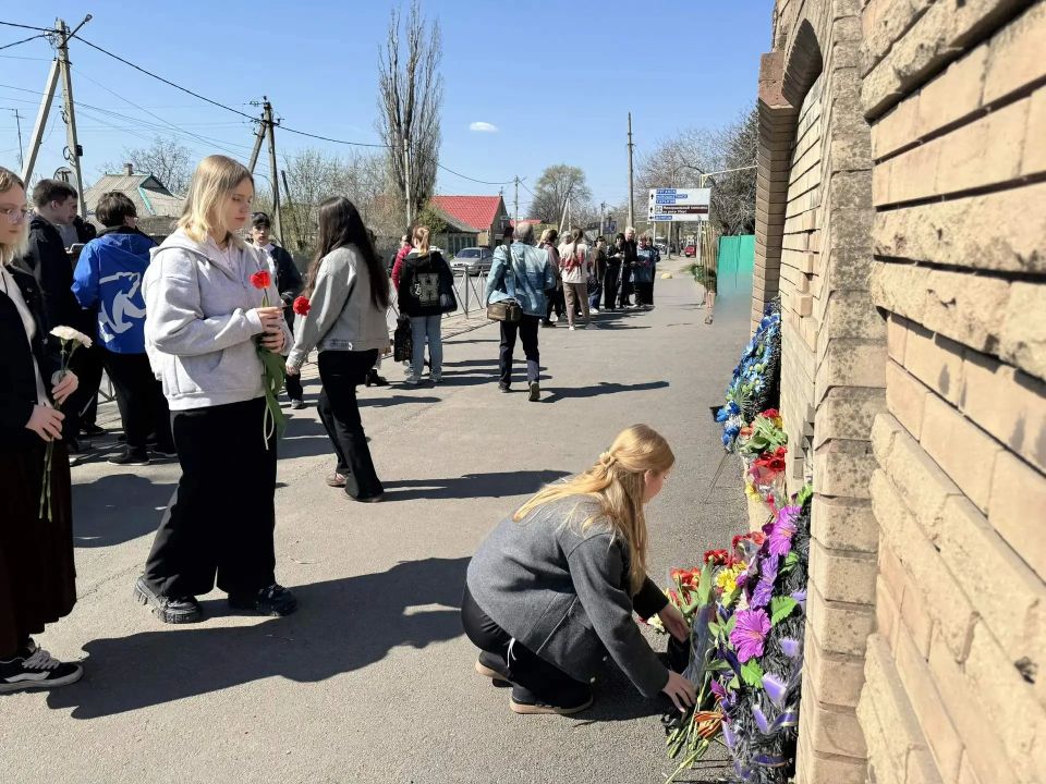 В Красном Луче почтили память жертв геноцида советского народа В Красном Луче почтили память жертв геноцида советского народа