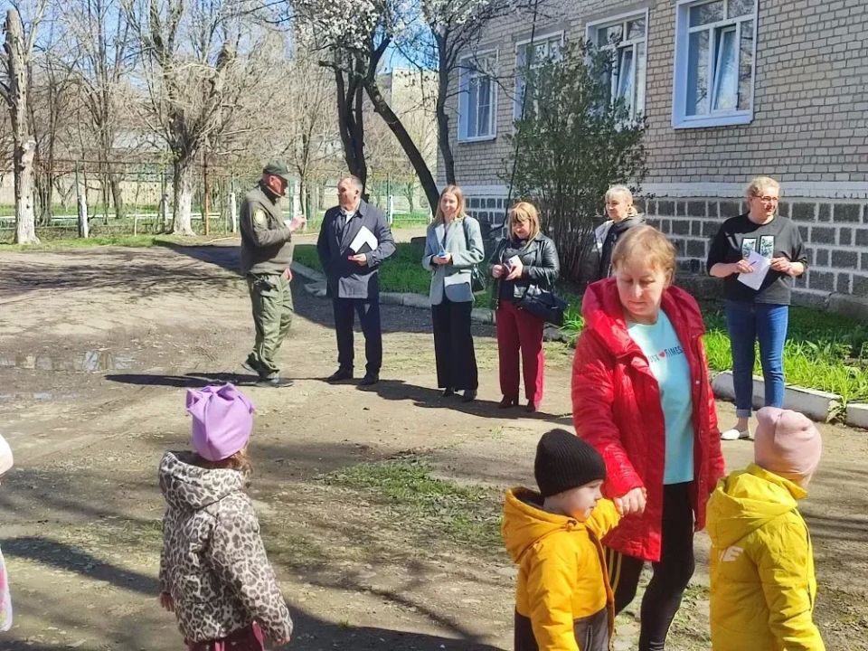 В Ровеньковском ясли-саду “ИВУШКА” и Ровеньковском технико-экономическом колледже сотрудниками Администрации городского округа город Ровеньки совместно с представителями управления образования, сотрудниками охранного... В Ровеньковском ясли-саду “ИВУШКА” и Ровеньковском технико-экономическом колледже сотрудниками Администрации городского округа город Ровеньки совместно с представителями управления образования, сотрудниками охранного...