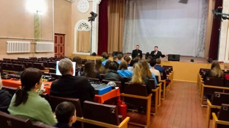 В Доме культуры им. Горького прошёл «Урок мужества» для молодёжи