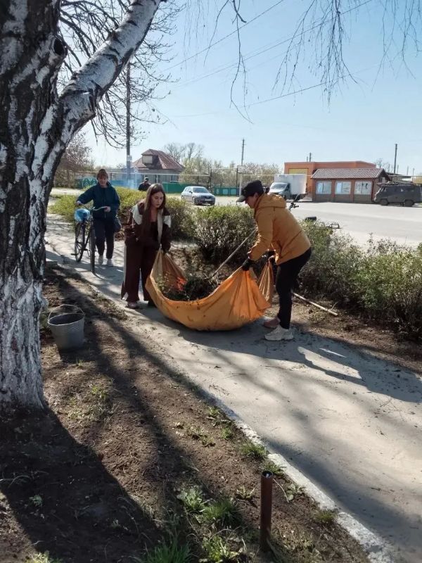 Чистота начинается с нас!. Сегодня, 17.04.2026, Петровский отдел жизнеобеспечения провёл внеочередной субботник у административного здания, в пгт Чистота начинается с нас!. Сегодня, 17.04.2026, Петровский отдел жизнеобеспечения провёл внеочередной субботник у административного здания, в пгт